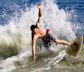 开云下载-F1街道赛焦点战，公牛引擎轰鸣，赛道内外双杀魔术