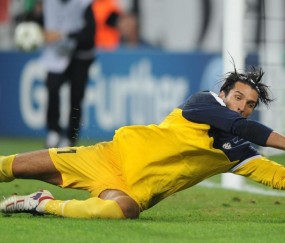 开云体育登录-当恩比德在伯纳乌扣篮，篮球天才如何终结足球魔术