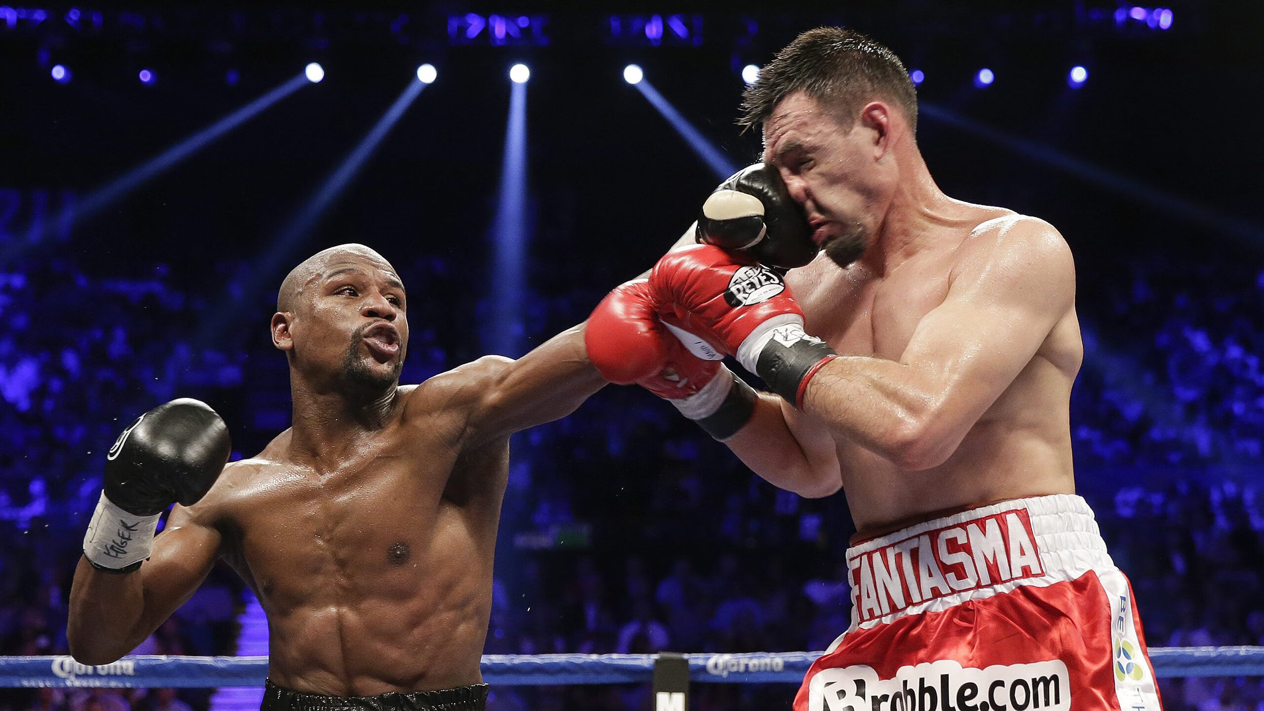 上海队击败篮网,当库里在F1赛道接管比赛,体育的平行宇宙正在重叠